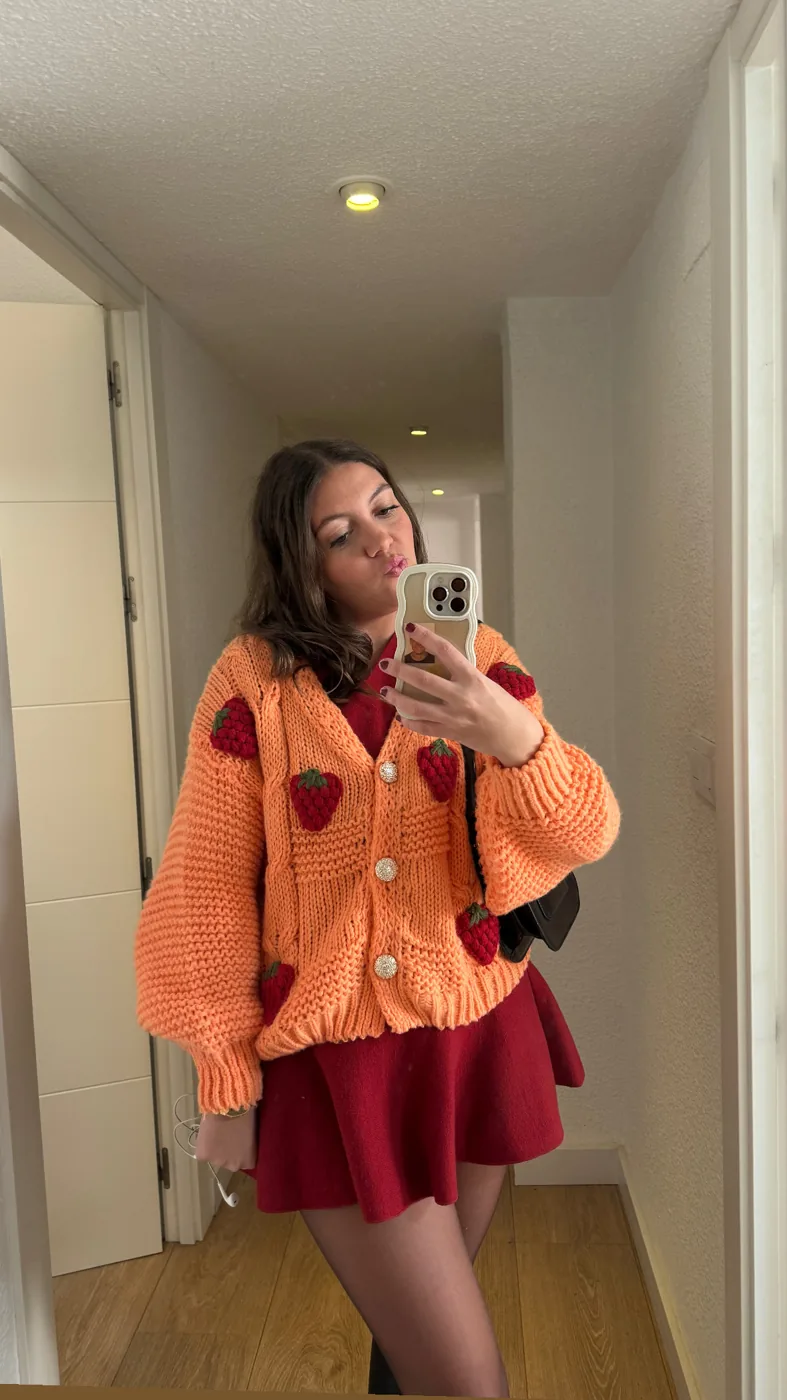 Chaqueta naranja con falda roja