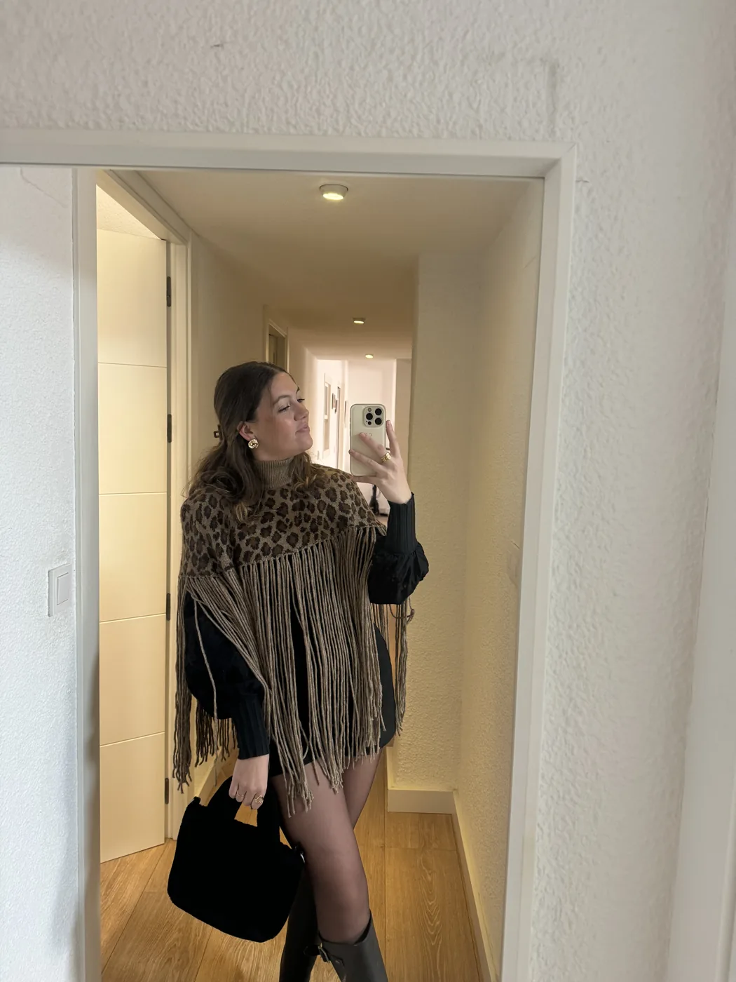 Poncho de flecos con bolso negro