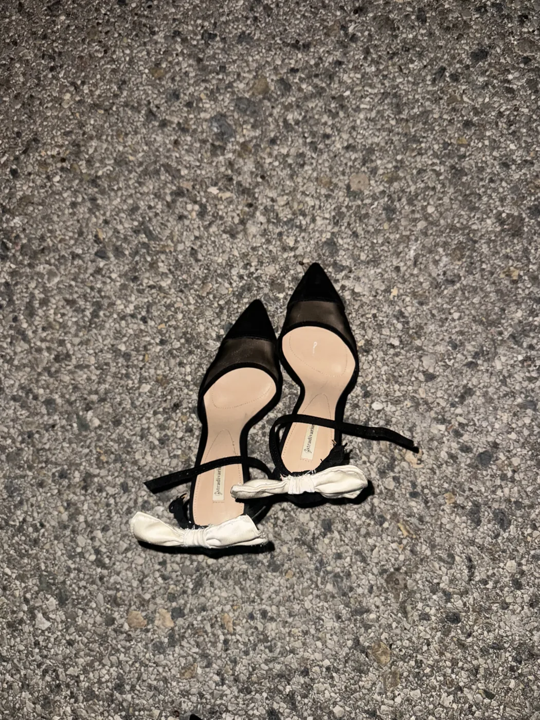 Detalle de sandalias blancas