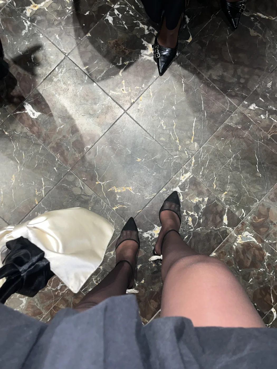 Tacones negros, plano cenital