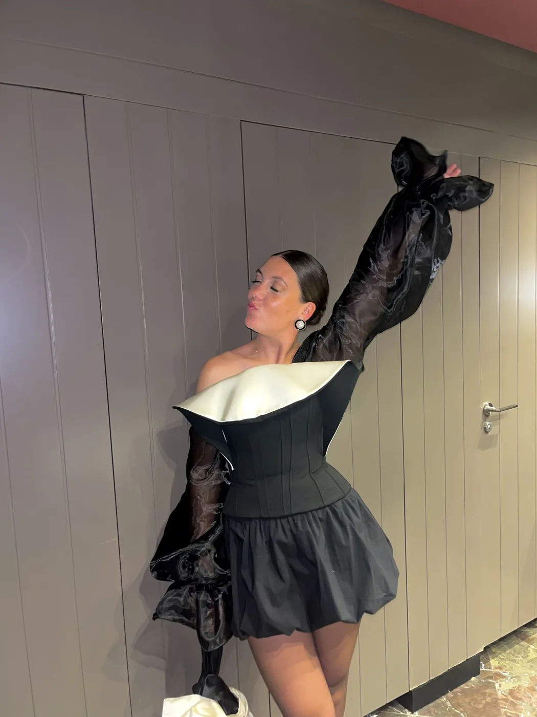 Vestido negro con lazo