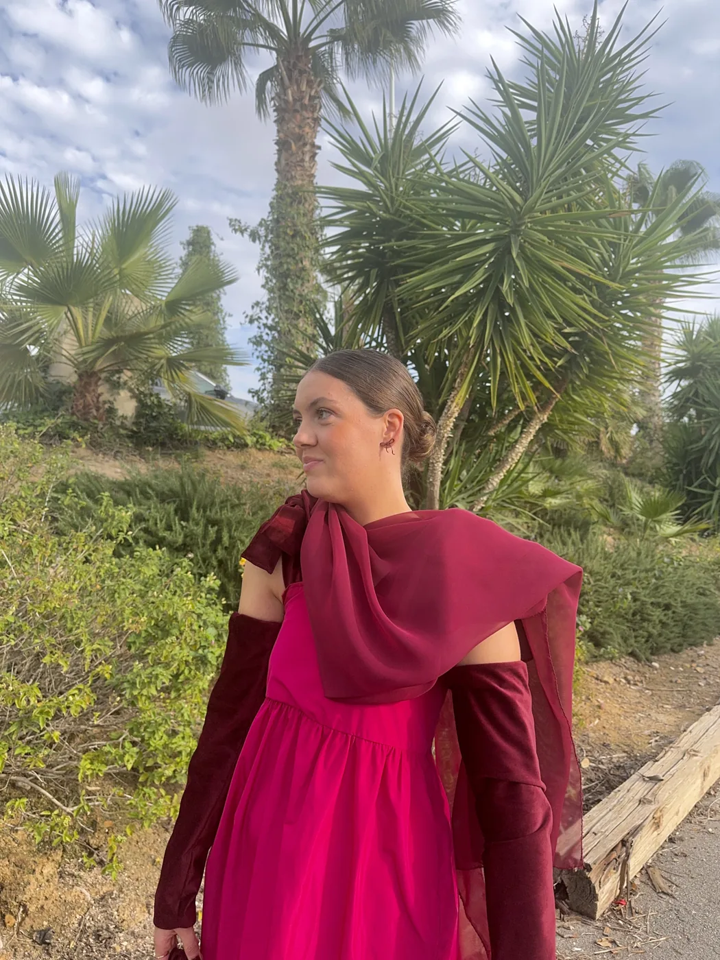 Vestido fucsia entre palmeras